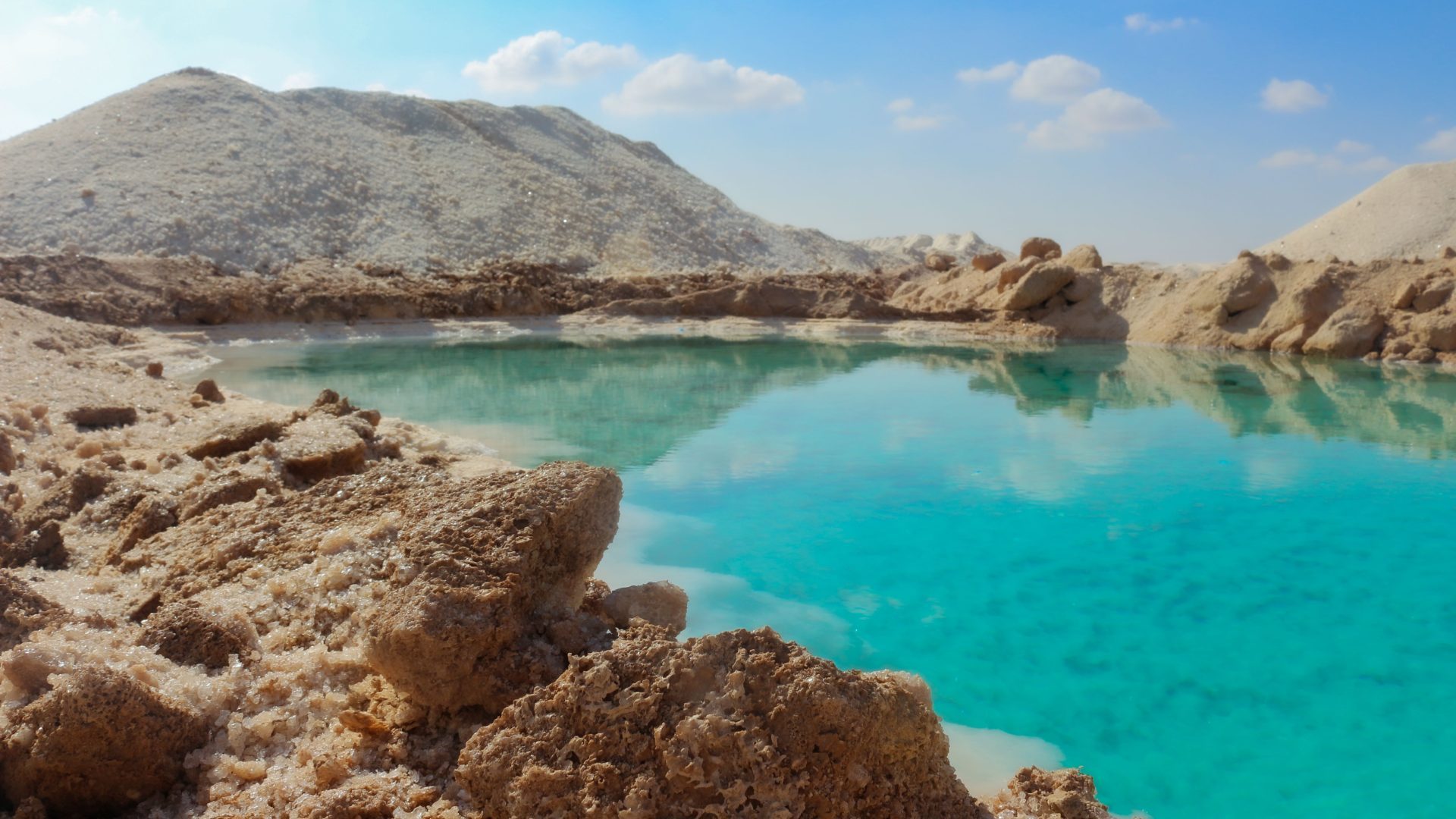 Turquoise water surrounded by mountains in Jordan